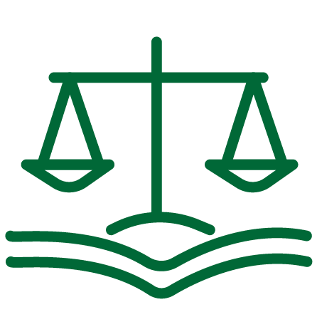 Balanza de justicia sobre libro abierto que representa análisis jurídico y marco normativo.